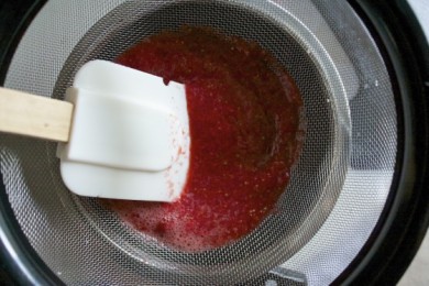 Безе с ревенем под клубничным соусом - приготовление