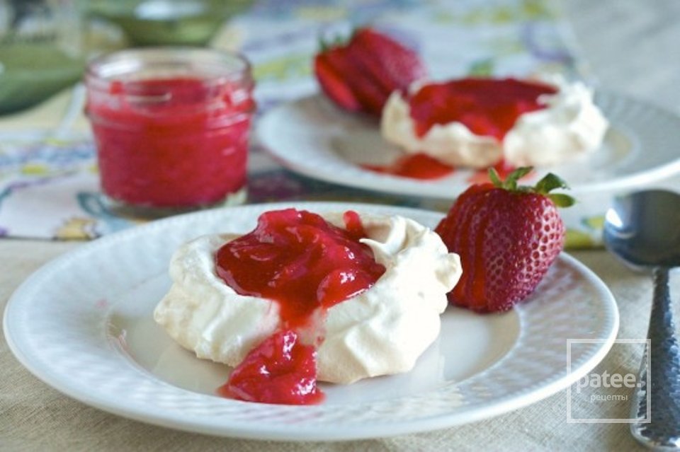 Безе с ревенем под клубничным соусом - Шаг 12