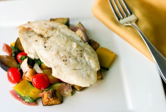 Жареная белая рыба с запеченными овощами