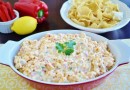 Салат с креветками, кукурузой и соусом Ремулад