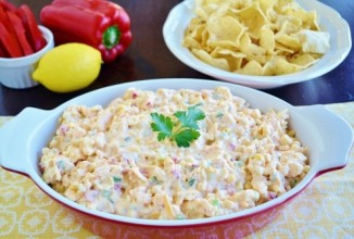 Салат с креветками, кукурузой и соусом Ремулад