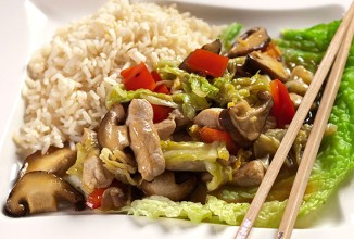 Свинина с кисло-сладкими грибами, капустой и рисом