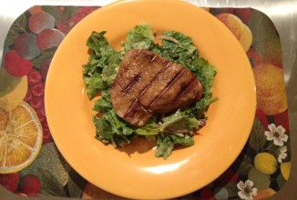 Салат Цезарь с тунцом Ахи и каджунской приправой