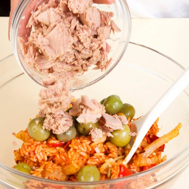 Рисовый салат с консервированным тунцом - Шаг 4