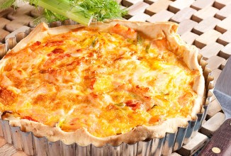 Запеканка с копченым лососем и помидорами