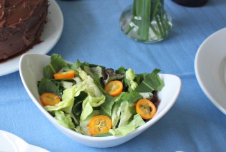 Салат из одуванчиков, латука и кумквата