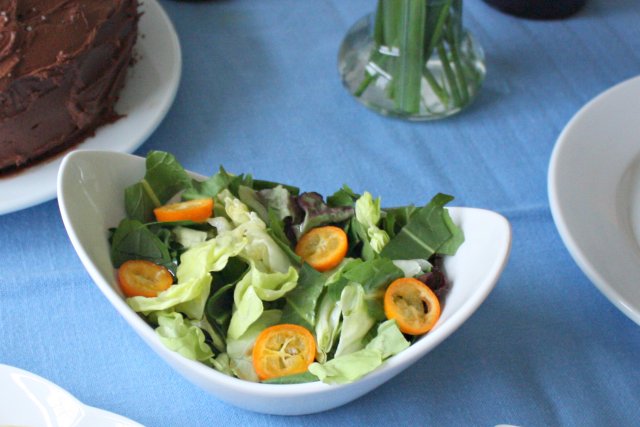 Салат из одуванчиков, латука и кумквата