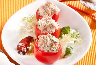 Помидоры, фаршированные рисом басмати с зеленью и тунцом