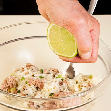 Помидоры, фаршированные рисом басмати с зеленью и тунцом - Шаг 2