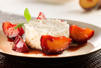 Кокосовый рис со сливами в карамели