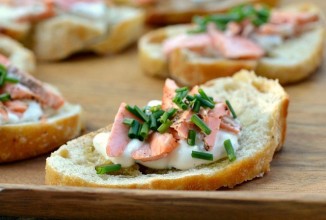 Кростини с лососем и лимоном