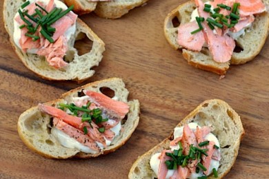 Кростини с лососем и лимоном - приготовление