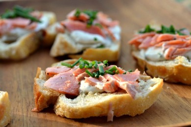 Кростини с лососем и лимоном - приготовление