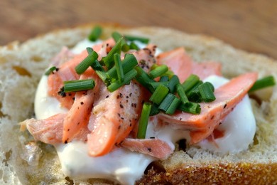 Кростини с лососем и лимоном - приготовление