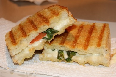 Рецепт Капрезе панини - сырный сэндвич с салатом
