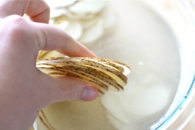 Домашние чипсы с луком и укропом - приготовление