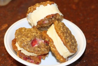 Сэндвичи из клубничного печенья с мороженым