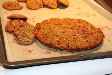 Сэндвичи из клубничного печенья с мороженым - приготовление