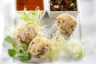 Рисовые шарики под острым соусом на выбор