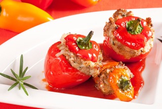 Фаршированный перец под томатным соусом