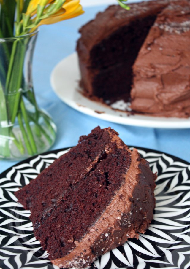 Шоколадный торт с винно-айвовой начинкой