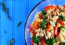 Весенний салат с пастой и цитрусовым соусом