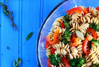 Весенний салат с пастой и цитрусовым соусом