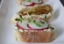 Брускетта с редиской и чесночным маслом