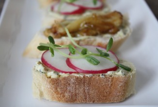 Брускетта с редиской и чесночным маслом