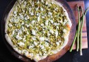 Пицца с козьим сыром и спаржей