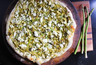 Пицца с козьим сыром и спаржей