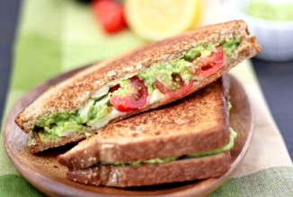 Гриль-сэндвич с сыром, авокадо и помидорами