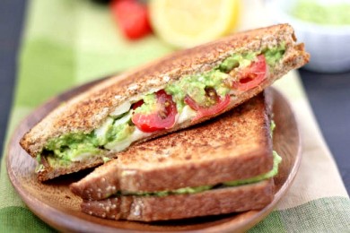Рецепт Гриль-сэндвич с сыром, авокадо и помидорами