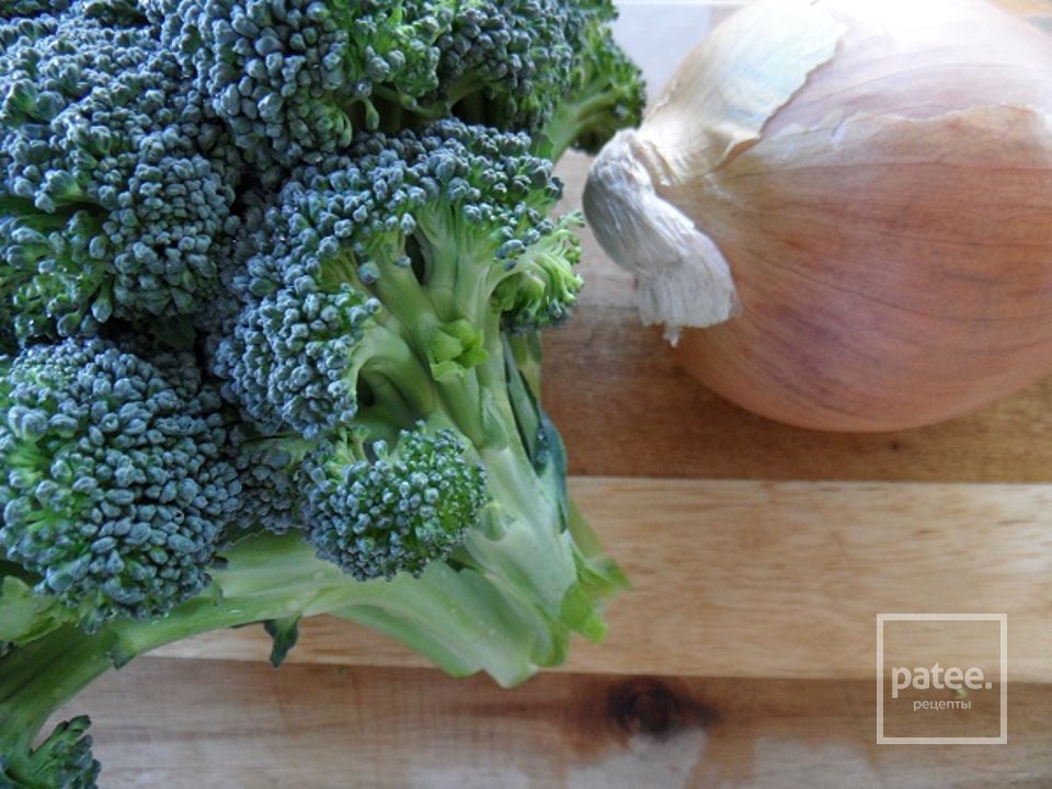 Сливочный суп с сыром и брокколи - Шаг 1