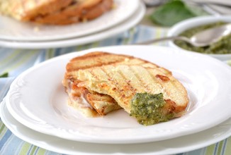 Панини с пармезаном и соусом Песто