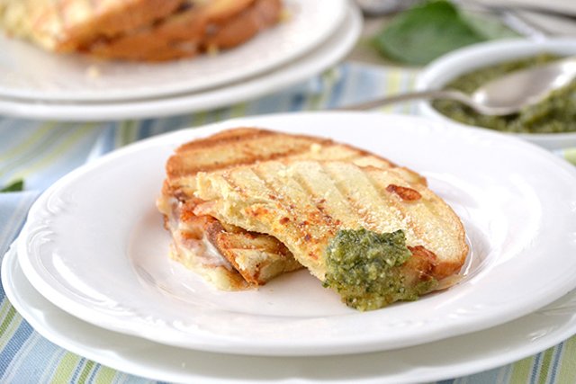 Панини с пармезаном и соусом Песто