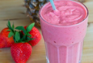 Клубнично-ананасовый смузи