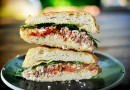 Горячие бутерброды с тунцом, помидорами и козьим сыром