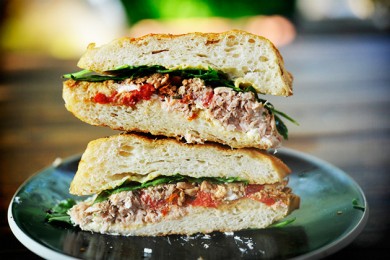 Рецепт Горячие бутерброды с тунцом, помидорами и козьим сыром