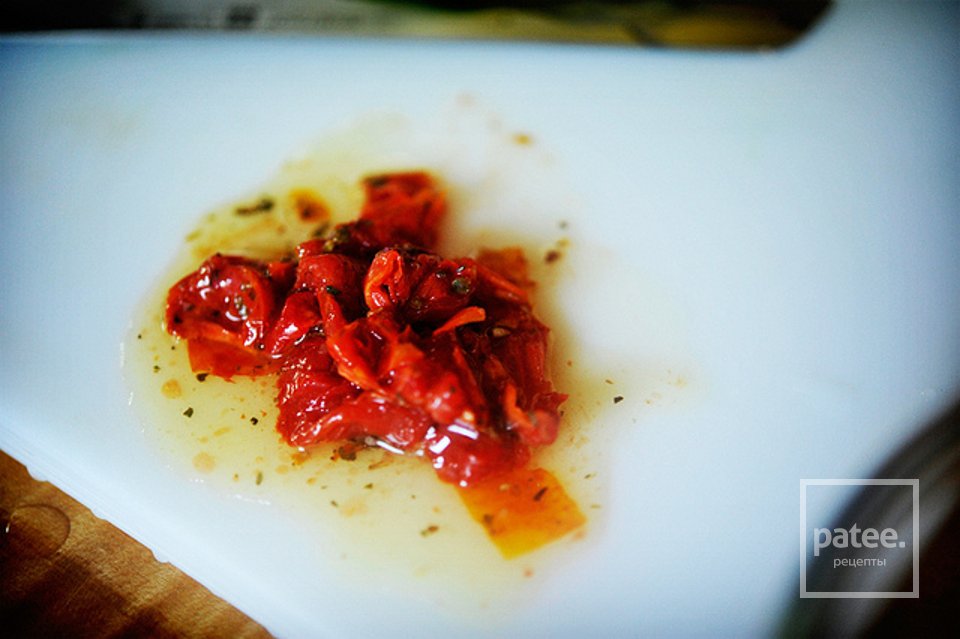 Горячие бутерброды с тунцом, помидорами и козьим сыром - Шаг 1