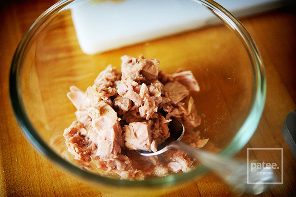 Горячие бутерброды с тунцом, помидорами и козьим сыром - Шаг 2