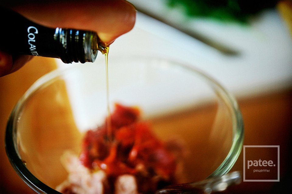 Горячие бутерброды с тунцом, помидорами и козьим сыром - Шаг 3