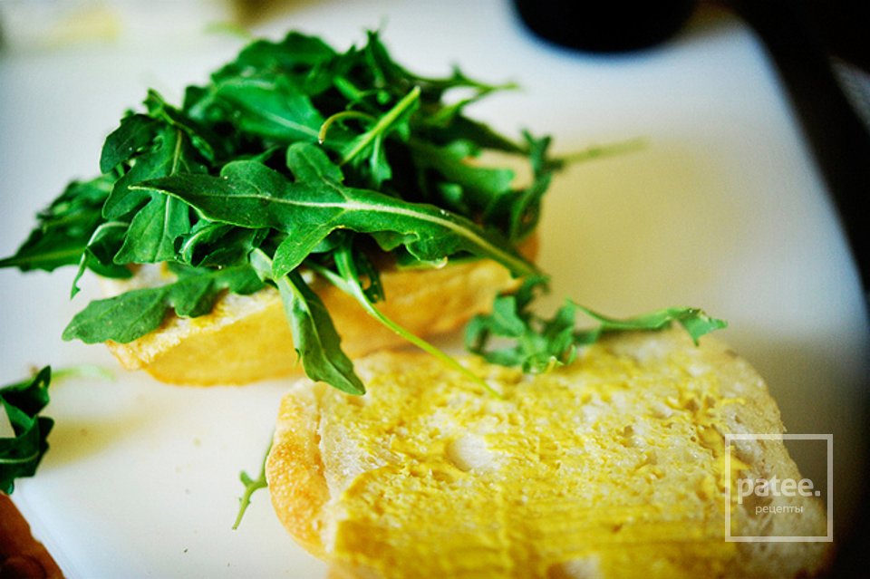 Горячие бутерброды с тунцом, помидорами и козьим сыром - Шаг 7