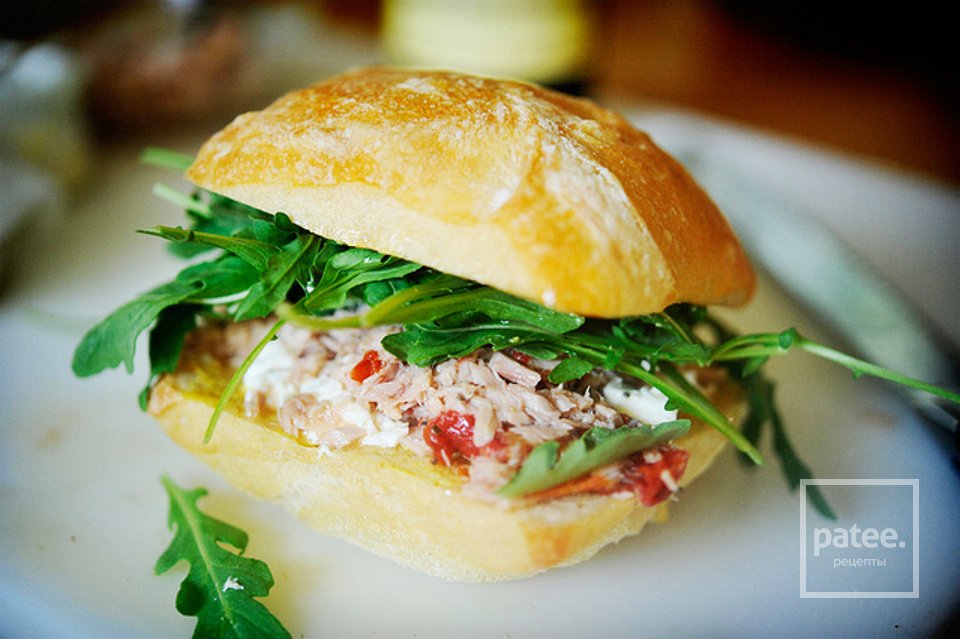 Горячие бутерброды с тунцом, помидорами и козьим сыром - Шаг 9