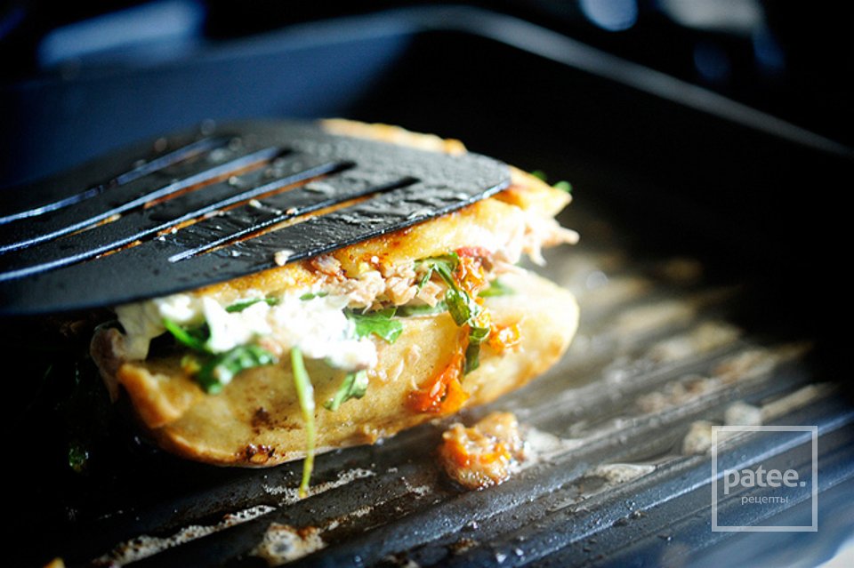 Горячие бутерброды с тунцом, помидорами и козьим сыром - Шаг 12