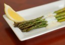 Спаржа с йогуртово-лимонным соусом