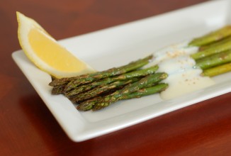 Спаржа с йогуртово-лимонным соусом