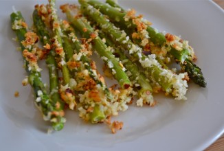 Хрустящая спаржа с красным перцем и пармезаном
