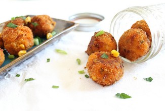 Картофельные шарики с кукурузой и чеддером