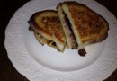 Сэндвич с ростбифом, сыром и луком с колой